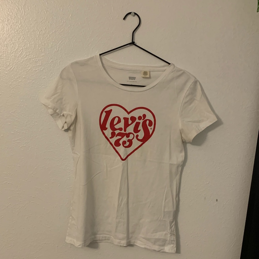 levi’s white tee